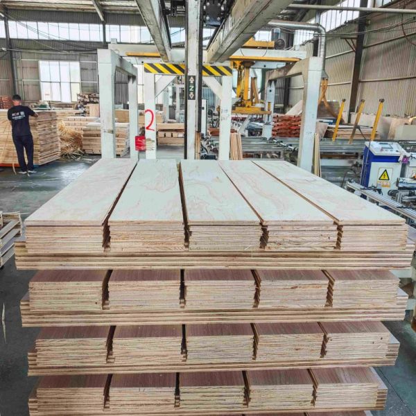 Hi-Q Strong Wear Resistance New Three-Layer Solid Wood Flooring for Flooring Decoration