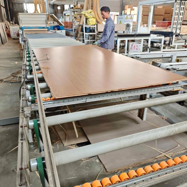 Hi-Q Strong Wear Resistance New Three-Layer Solid Wood Flooring for Flooring Decoration